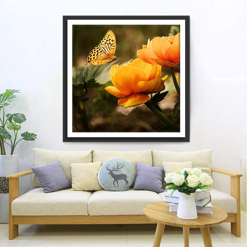 Orangefarbene Blumen und gelber Schmetterling Diamond Painting