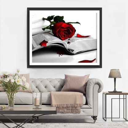 Peinture diamant rose rouge et livre ouvert